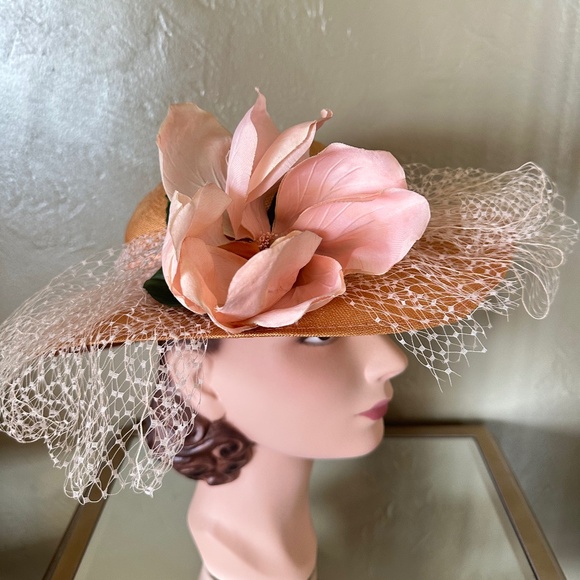 BEAUTIFUL GOLD STRAW WIDE BRIM HAT WITH LARGE FABRIC FLOWER & WHITE VEILING main image 7